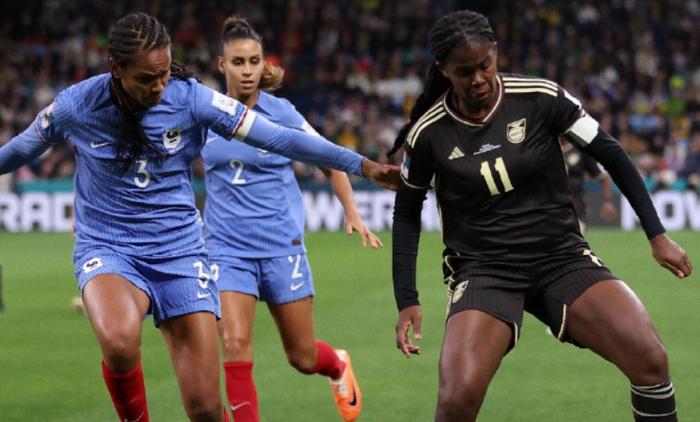 加拿大女足逼平澳大利亚，力保第三