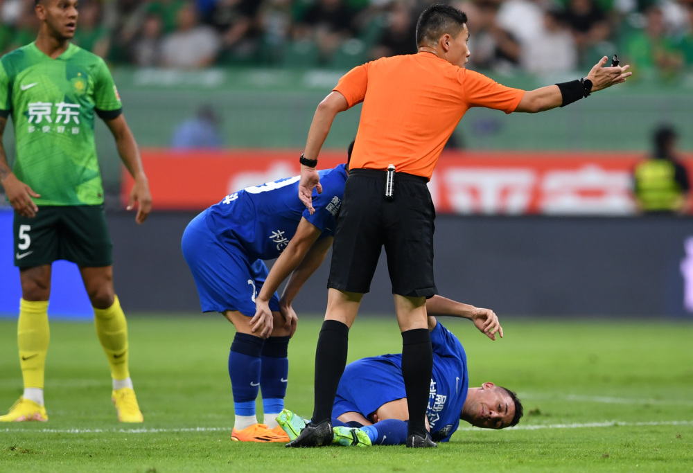 爱游戏亚洲官网-比赛中球员受伤倒地，引发场面混乱