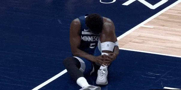 比赛中球员受伤倒地，引发场面混乱