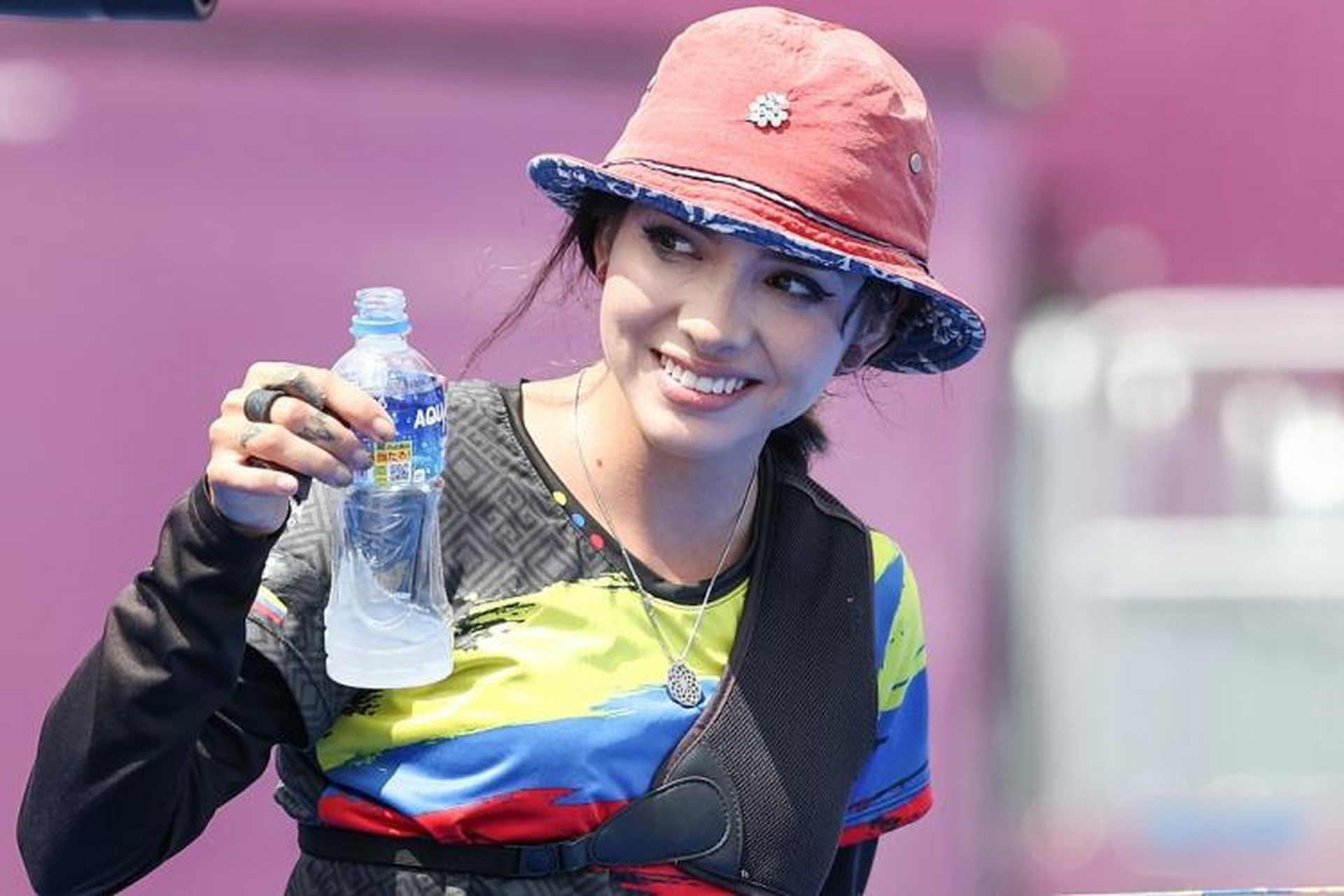 哥伦比亚射箭选手冲到第一，跻身前列