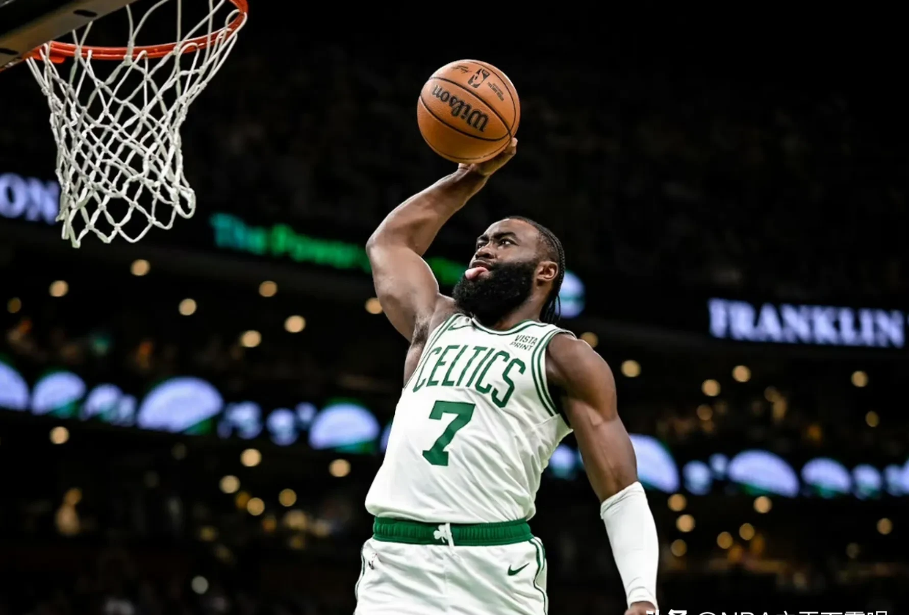 爱游戏官网-绿军取得关键胜利，球队积极备战季后赛