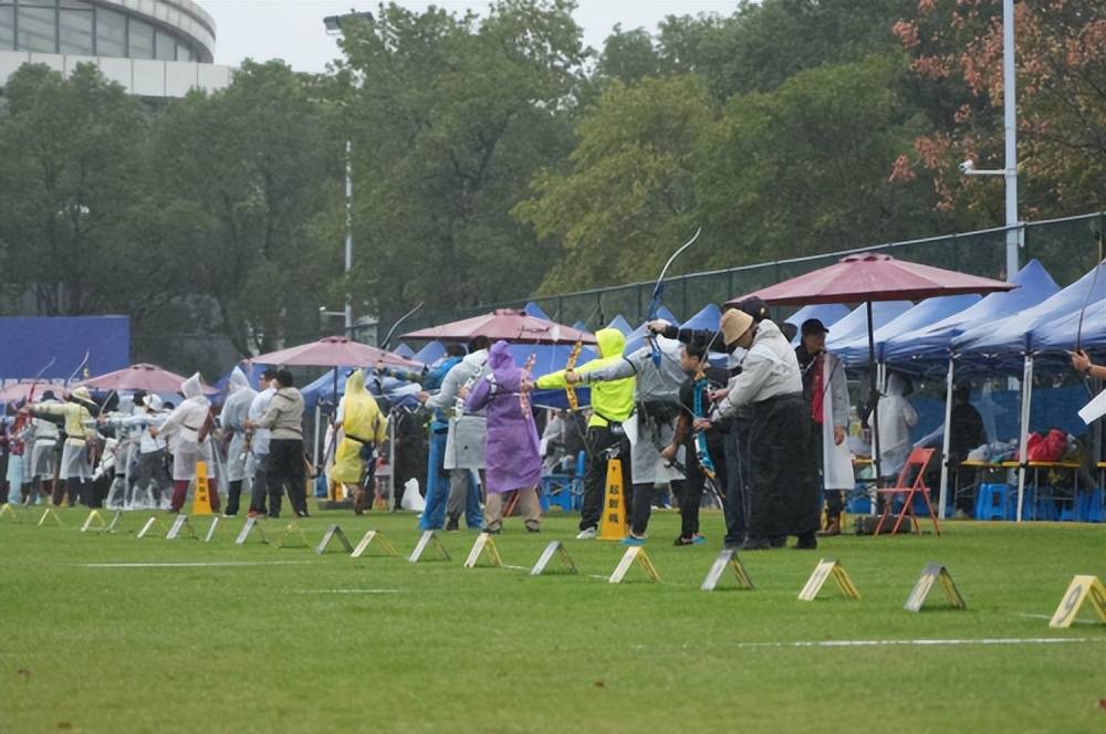 体育盛事吸引众多粉丝，气氛热烈的简单介绍