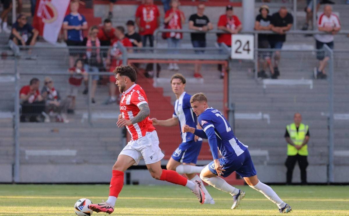 柏林赫塔主场大胜,豪取德甲三分 柏林赫塔主场大胜,豪取德甲三分