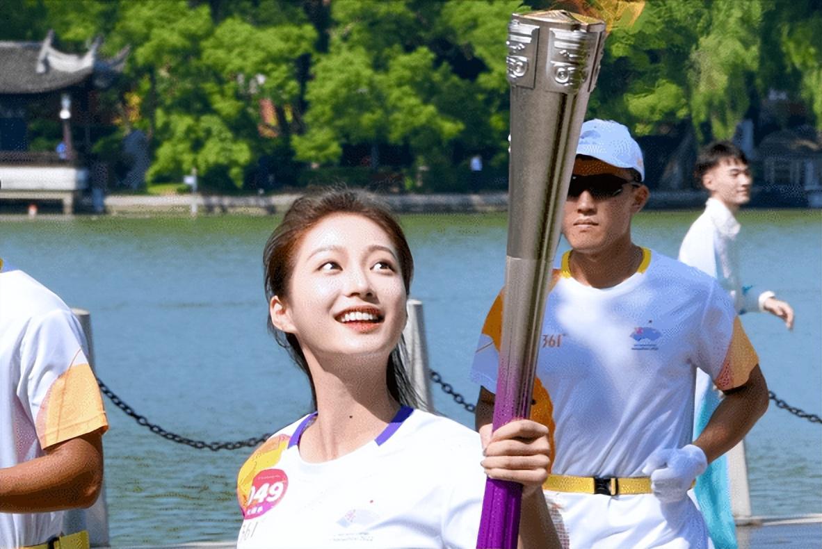 动人心魄的比赛，球员用实力征服观众的简单介绍