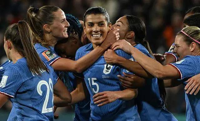 爱游戏-墨西哥队与哥伦比亚队在北美洲进行热身赛