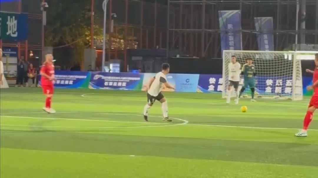 爱游戏-射手破门得分，全队欢呼雀跃