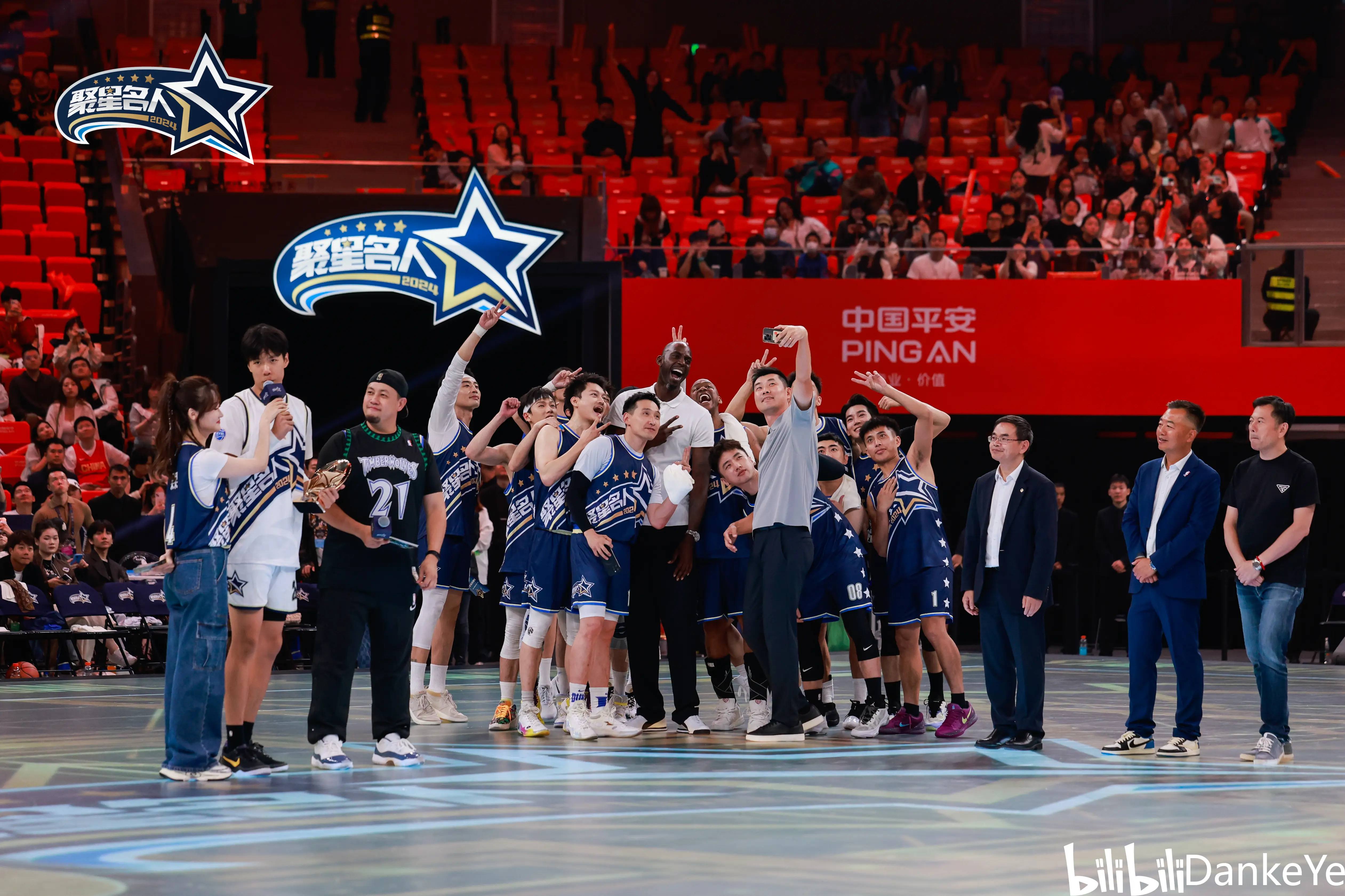 爱游戏在线登录-篮球赛场上各路球员展现超凡技术