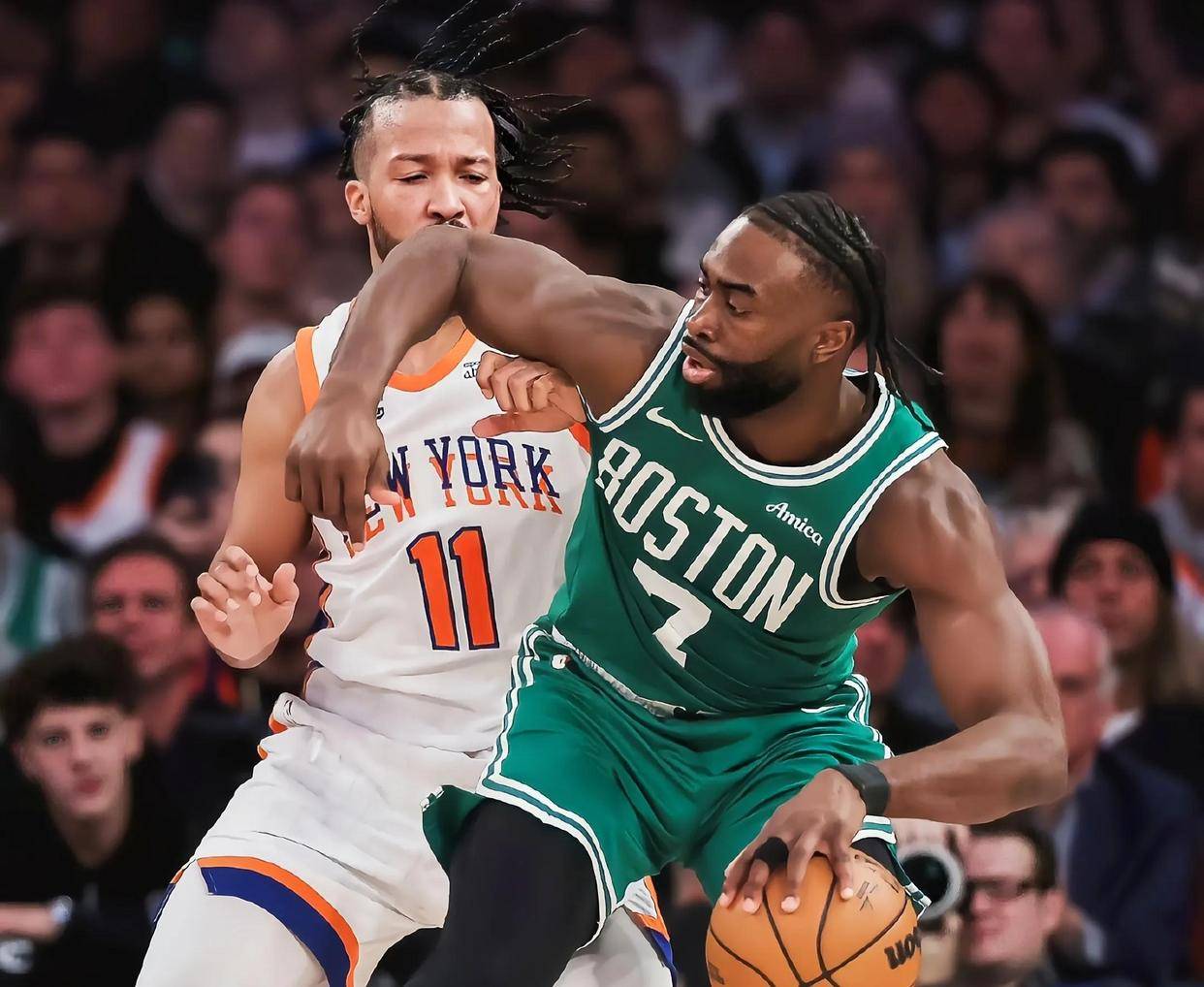 爱游戏在线-凯尔特人主场击败尼克斯，沃克砍下32分稳住胜局