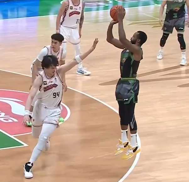 辽宁男篮力克上海，迎来四连胜