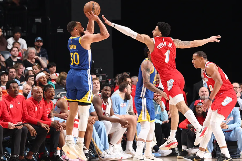 勇士客场擒灰熊，库里狂砍三分球