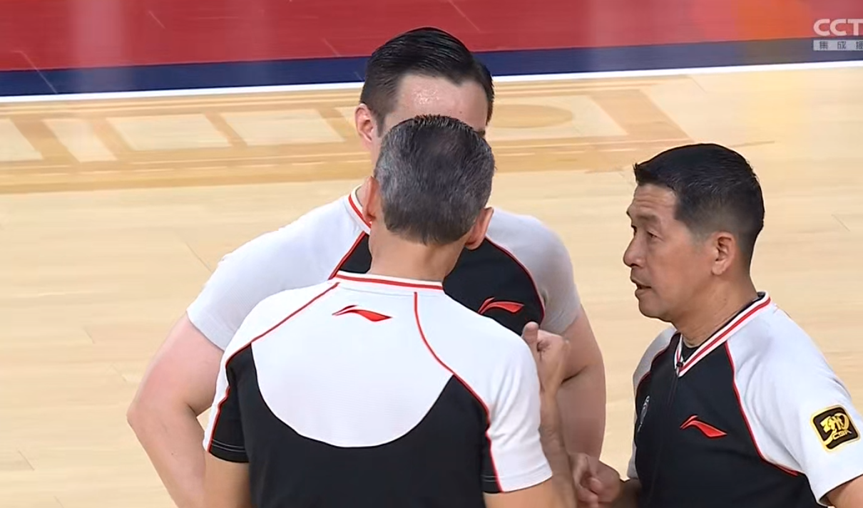 主力球员连续被吹罚犯规，情绪失控而被罚下场的简单介绍