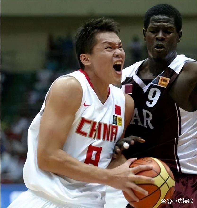 篮球名将在全球比赛中夺得冠军